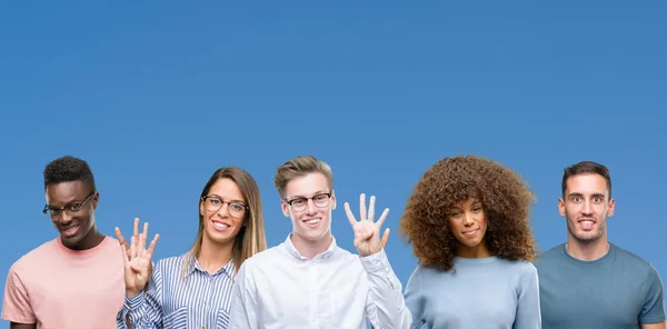 Composición Grupo Amigos Sobre Azul Blackground Mostrando Apuntando Hacia Arriba — Foto de Stock