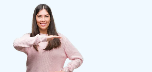 年轻漂亮的西班牙裔妇女身穿毛衣示意用手显示大和大尺寸标志 测量符号 微笑着看着相机 测量概念 — 图库照片
