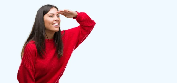 Jonge Mooie Hispanic Dragen Rode Trui Erg Blij Lachende Zoek — Stockfoto