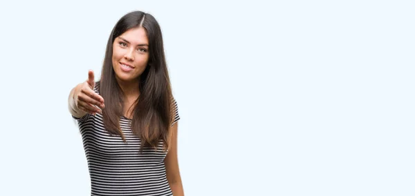 Jovem Bela Mulher Hispânica Sorrindo Amigável Oferecendo Aperto Mão Como — Fotografia de Stock