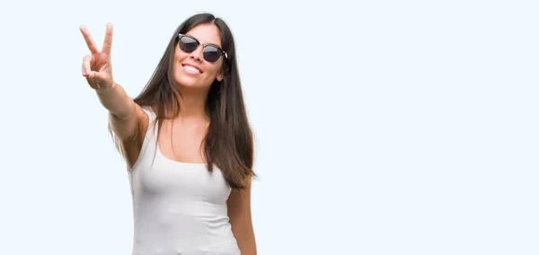 Joven Hermosa Hispana Con Gafas Sol Sonriendo Mirando Cámara Mostrando —  Fotos de Stock