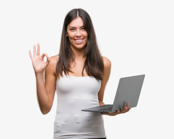 年轻的西班牙裔妇女使用电脑笔记本电脑做 标志与手指 优秀的符号 — 图库照片