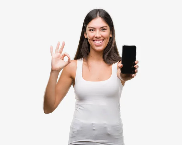 Młody Piękny Pokazano Hiszpanin Smartphone Robi Znak Palcami Doskonały Symbol — Zdjęcie stockowe