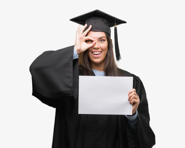 Jonge Spaanse Vrouw Dragen Afgestudeerd Uniform Diploma Papier Met Blij — Stockfoto