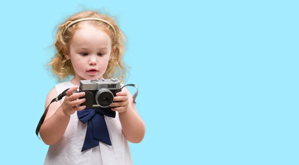 Linda Criança Loira Tirando Fotos Com Câmera Vintage — Fotografia de Stock