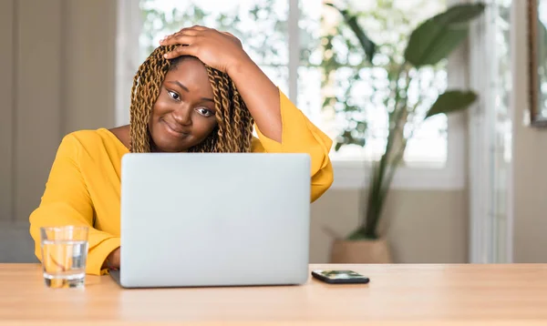 Donna Afroamericana Con Laptop Stressato Con Mano Sulla Testa Scioccato — Foto Stock