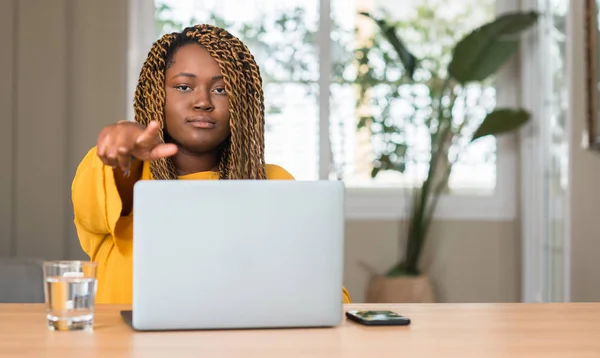Mulher Afro Americana Com Laptop Apontando Com Dedo Para Câmera — Fotografia de Stock
