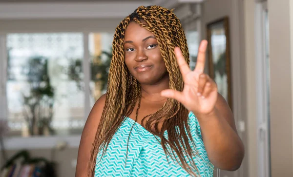 African American Kobieta Domu Wyświetlono Skierowaną Górę Palców Numer Trzy — Zdjęcie stockowe
