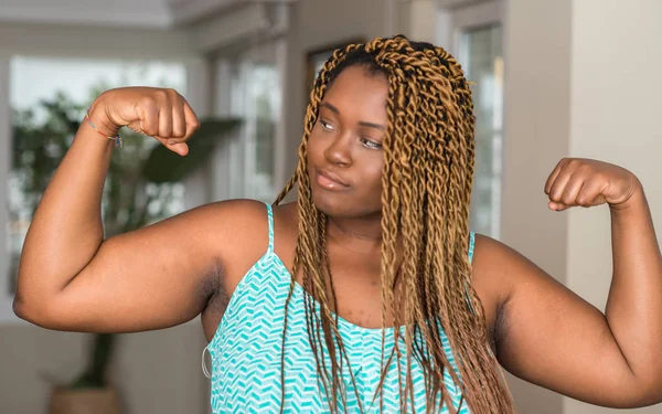 Mulher Afro Americana Casa Mostrando Músculos Braços Sorrindo Orgulhoso Conceito — Fotografia de Stock