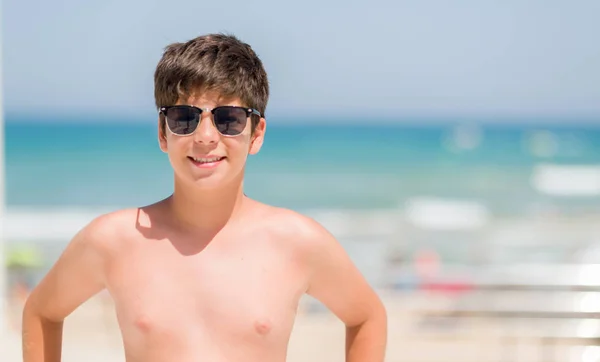 Jong Kind Vakantie Aan Het Strand Met Een Blij Gezicht — Stockfoto