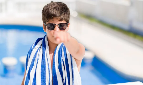 당신에 카메라를 손가락으로 가리키는 수영장에서 휴일에 정면에서 긍정적이 자신감 제스처 — 스톡 사진