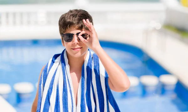 Kleines Kind Urlaub Pool Strand Mit Glücklichem Gesicht Lächelnd Zeichen — Stockfoto