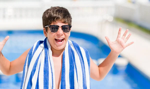 笑顔で叫んで勝利を祝ってと手を上げたビーチ非常に幸せと興奮 受賞式でのスイミング プールで休日に若い子 — ストック写真