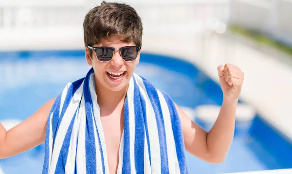 Kleines Kind Urlaub Pool Strand Schreit Stolz Und Feiert Sieg — Stockfoto