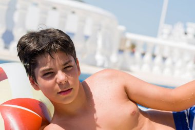 Genç çocuk tatil günlerinde defterinde rahatsız plajda yüzme havuzu ve boşa çıkarmak ile öfke, çılgın ve yükseltilmiş eliyle diye bağıran öfke kavramı bağırarak.