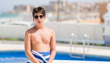 Genç çocuk tatilde plajda bir sürpriz yüz, korkuyor ve heyecanlı korku ifadesi ile şok korkmuş yüzme havuzunda