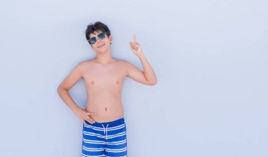 Duvarın bir fikir ya da soru işaret parmağı gülen yüz, bir numara ile sürpriz üzerinden ayakta tatil günlerinde genç çocuk