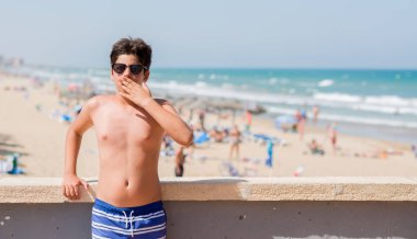 Hata, korku, ifade için el utanç ile şok ile plaj kapak ağzında tatillerde genç çocuk sessizlik içinde gizli kavramı korkuttu