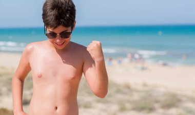 Duygu tezahürat genç çocuk tatil günlerinde sahilde gurur çığlık ve zafer ve başarı çok heyecanlı, kutluyor