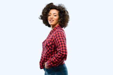 Güzel Arap kadın kendinden emin ve mutlu bir büyük doğal gülümseme gülmek ile