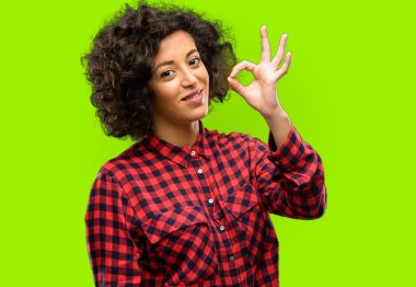 Güzel Arap kadının el ile ok işareti yapması onaylama hareketi