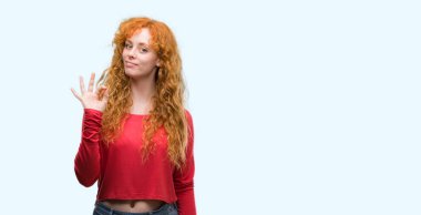 Genç Kızıl saçlı kadının parmak, mükemmel sembolü ile ok işareti yapması