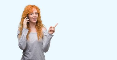 El ve parmak ile tarafına işaret çok mutlu Evet genç Kızıl saçlı kadın