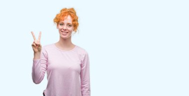 Gösterilen ve parmakları ile işaret genç Kızıl saçlı kadın ikincisi ise kendinden emin ve mutlu gülümseyerek.