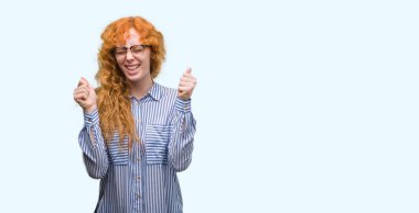 Zafer kutluyor gülümseyen genç redhead bussines kadın kolları olan başarı için heyecanlı kaldırdı. Kazanan kavramı.