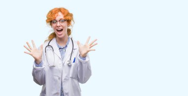 Genç Kızıl saçlı kadın giyen Doktor çılgın ve başarı için hayran kaldırdı kollarını açarak kutlama üniforma ve heyecanlı çığlık gözleri açık. Kazanan kavramı