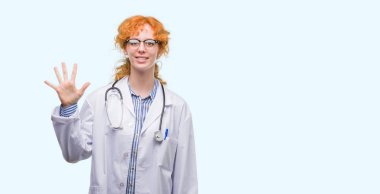 Genç redhead gösterilen ve parmakları ile işaret üniforma giyen doktor kadın kendinden emin ve mutlu gülümseyerek süre beş numara.