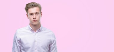 Genç yakışıklı sarışın adam akıllı yüz ciddi düşünüyorum üstünde kendine güvenen bir ifade ile