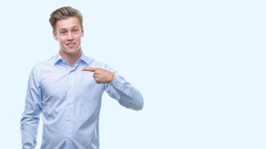 Genç yakışıklı sarışın adam kendisi için sürpriz yüz işaret parmağı ile