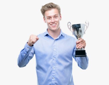 Duygu tezahürat gurur çığlık ve zafer ve başarı çok heyecanlı, kutlama bir kupa tutan genç sarışın yakışıklı