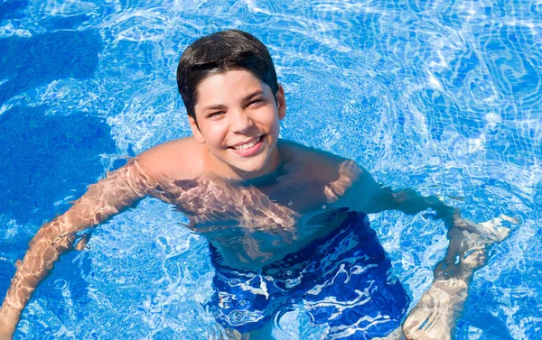 Criança Férias Piscina Junto Praia Com Rosto Feliz Sorrindo Com — Fotografia de Stock