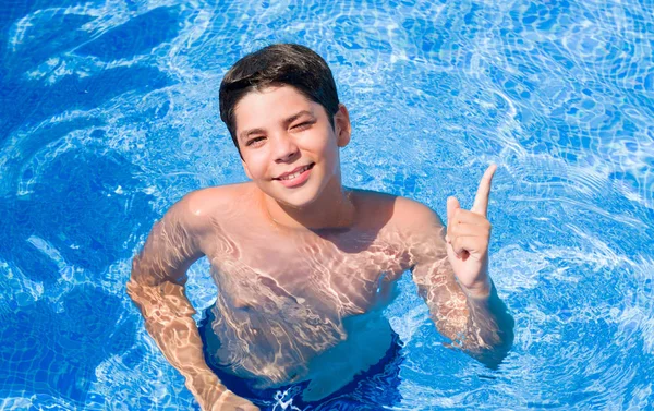 幼児水泳では休日のアイデアに驚いてビーチでプールや幸せそうな顔 ナンバーワンと人差し指の質問 — ストック写真