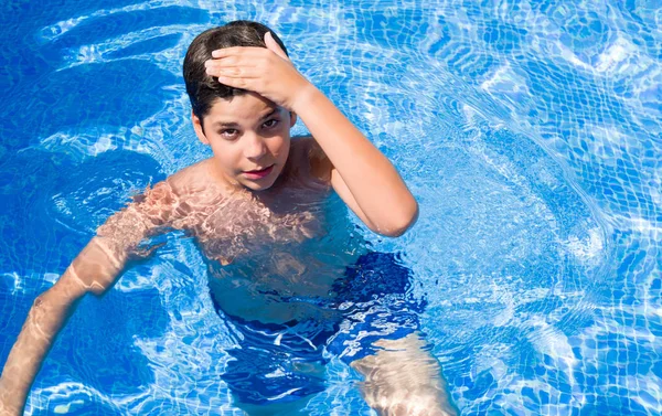 Kleinkind Urlaub Pool Strand Gestresst Mit Der Hand Auf Dem — Stockfoto