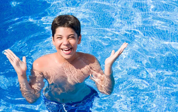 Kleines Kind Urlaub Swimmingpool Strand Sehr Glücklich Und Aufgeregt Siegerausdruck — Stockfoto