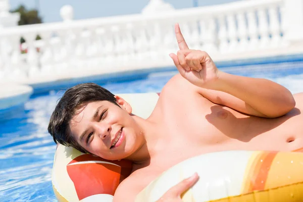 Kleines Kind Urlaub Pool Strand Überrascht Mit Einer Idee Oder — Stockfoto