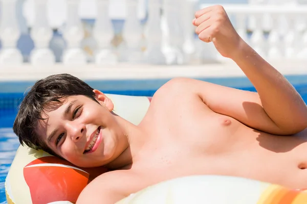Kleines Kind Urlaub Pool Strand Schreit Stolz Und Feiert Sieg — Stockfoto