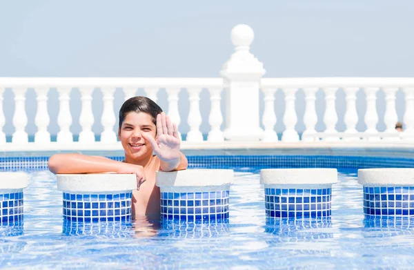 Niño Pequeño Vacaciones Piscina Junto Playa Con Mano Abierta Haciendo — Foto de Stock