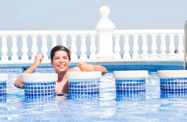 Kleines Kind Urlaub Pool Strand Schreit Stolz Und Feiert Sieg — Stockfoto