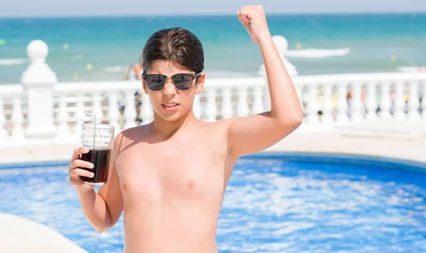 イライラのビーチでスイミング プール 狂気と上げられた手で 叫んで 怒りと不満叫んで怒りコンセプトで若い子の飲み休日ソーダ — ストック写真