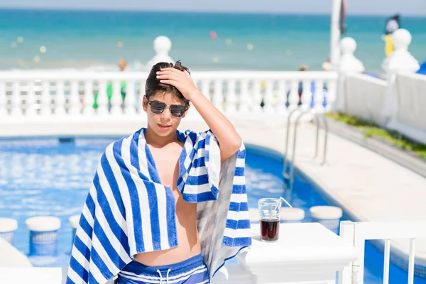 Niño Pequeño Vacaciones Piscina Junto Playa Estresado Con Mano Cabeza —  Fotos de Stock