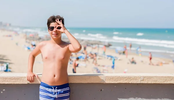 Kleines Kind Urlaub Strand Mit Glücklichem Gesicht Lächelnd Zeichen Mit — Stockfoto
