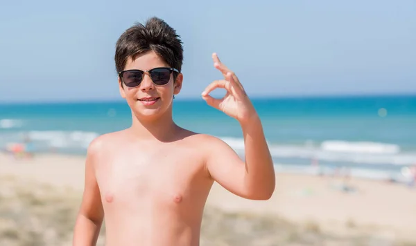 Jeune Enfant Vacances Plage Faisant Signe Avec Les Doigts Excellent — Photo