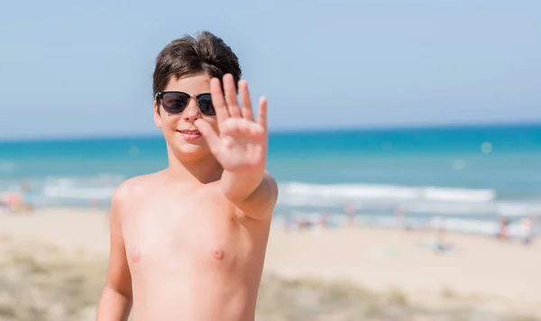 Criança Férias Praia Com Mão Aberta Fazendo Sinal Parada Com — Fotografia de Stock