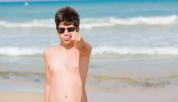 カメラと指で指しているビーチで休日に若い子は 手に署名 正面からポジティブで自信のジェスチャー — ストック写真