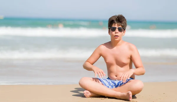 Jong Kind Vakantie Het Strand Bang Schok Met Een Verrassing — Stockfoto