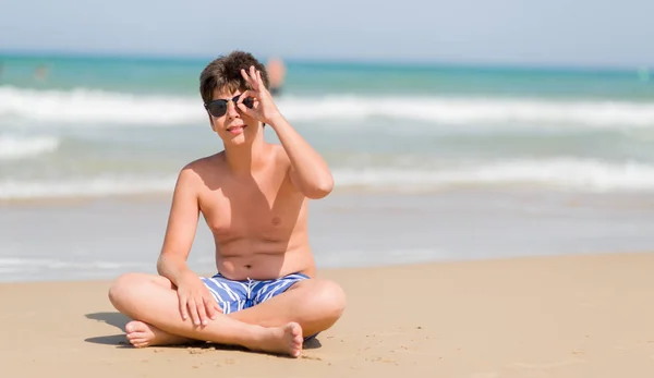 Jeune Enfant Vacances Plage Avec Visage Heureux Souriant Faire Signe — Photo